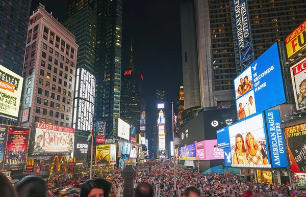 Turistas em Times Square à noite — Fotografia de Stock