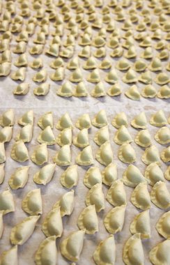 Yemek öncesi endüstriyel köfte üretim.