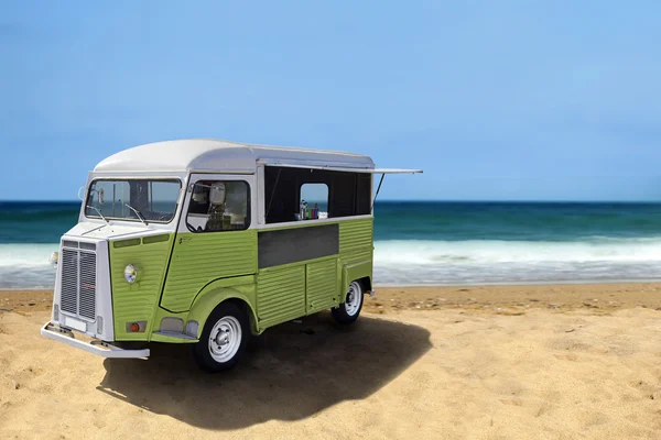 Voedsel vrachtwagen op het strand — Stockfoto