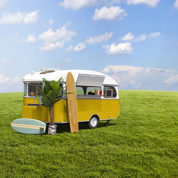 Sarı gıda kamyon karavan çim sahada — Stok fotoğraf