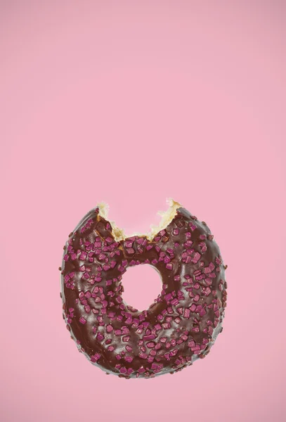 Donut de chocolate mordido — Fotografia de Stock