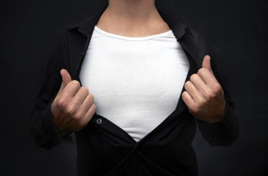 Beyaz t-shirt gösterilen kahraman