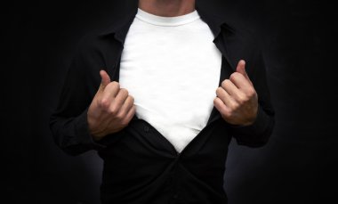 Beyaz t-shirt gösterilen kahraman