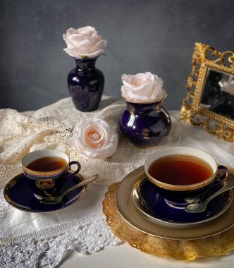 Koyu mavi porselenlerle dolu sakin bir hayat 