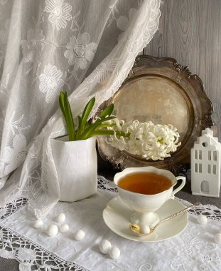 Bir fincan çay ve beyaz sümbül ile sakin bir hayat