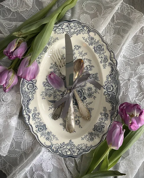 Flat Lay Vintage Dish Lilac Tulips — Photo