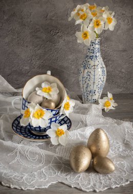 Yumurta ve nergisli Paskalya süslemesi.