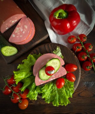 Sebze ve sandviçle sade bir daire. 