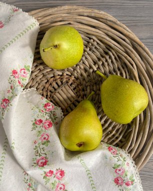 Çiftlik hayatı armutlarla dolu.