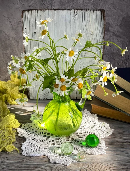 Bouqet Camomille Dans Vase Verre Vert — Photo