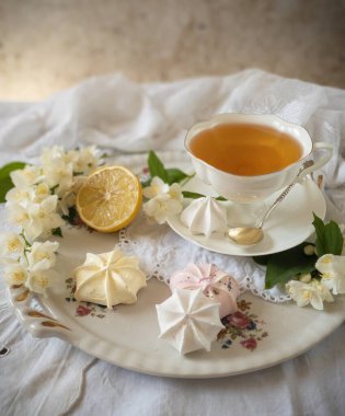 Yasemin çayı ve limonla eski tarz hayat