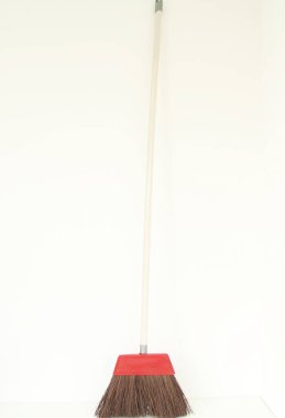 Piassava, uzun tahta saplı piaava süpürgesi beyaz arka planda izole edilmiş, Sao Paulo, Brezilya