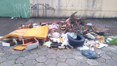 Pislik, kaldırımdaki çöp, Praia Grande, Sao Paulo, Brezilya