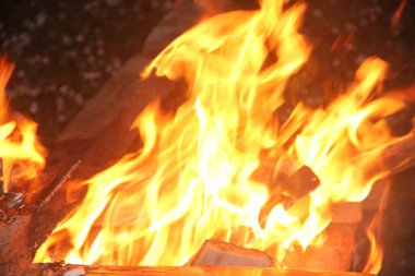 Siyah arka planda parlak turuncu ve sarı alevler, Sao Paulo, Brezilya