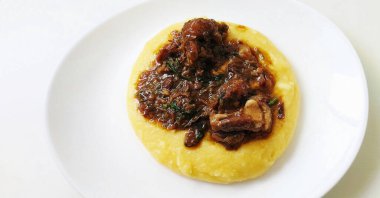 Geleneksel Brezilya yemeği, öküz kuyruğu yahnili mısır yemeği, polentalı rabada, Sao Paulo, Brezilya