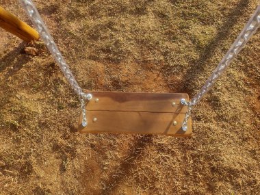 Brezilya, Sao Paulo 'da tahta bir salıncaktan oluşan çocuk parkı ekipmanları.