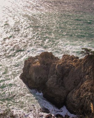 Pasifik Okyanusu 'ndaki uçurum McWay Şelalesi Big Sur California