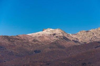 Zirvelerinde kar olan dağ manzarası. Ağaçsız kış günü. İspanya 'daki Gredos Dağı.