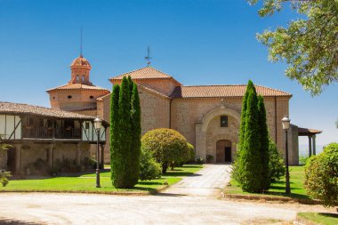 Selvi ve eski evlerin olduğu eski bir sığınak..