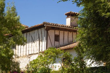 Yeşil bitkilerin arasında eski ve geleneksel İspanyol evi.