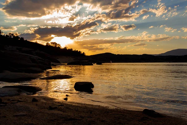 夕阳西下的湖山风光 — 图库照片