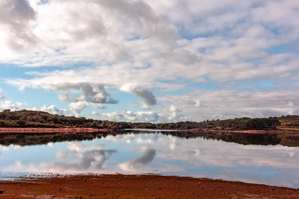 内陆湖 西班牙的沼泽地 多云的一天 布满了黄褐色和橘红色 倒映在水里 — 图库照片