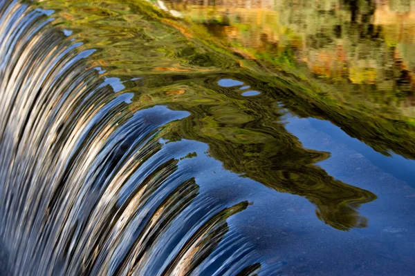 Voda Stéká Malého Vodopádu Řeka Odlesky Oblohy Hor Pozadí — Stock fotografie