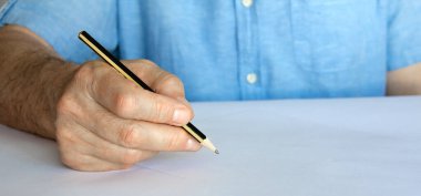 Kalem ve yazmak üzere olan boş kağıtla..