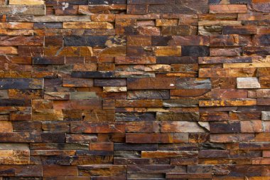 Farklı dokulardan, şekillerden ve renklerden oluşan tuğla bir duvar. Arkaplan.