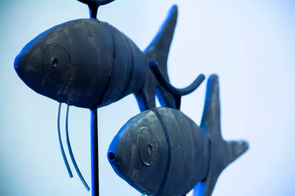 Okyanusta Yüzen Balık Kavramı Mavi Balık Heykeli — Stok fotoğraf