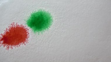 Beyaz bir tuvale mavi bir Çin mürekkebi damlası bırakan fırça..