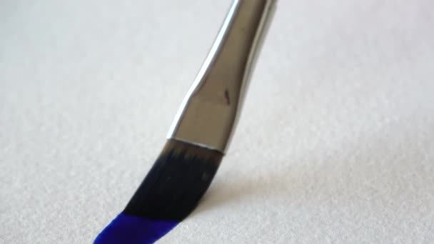 Persona Pintando Con Pincel Una Línea Azul Sobre Lienzo Vacío — Vídeos de Stock