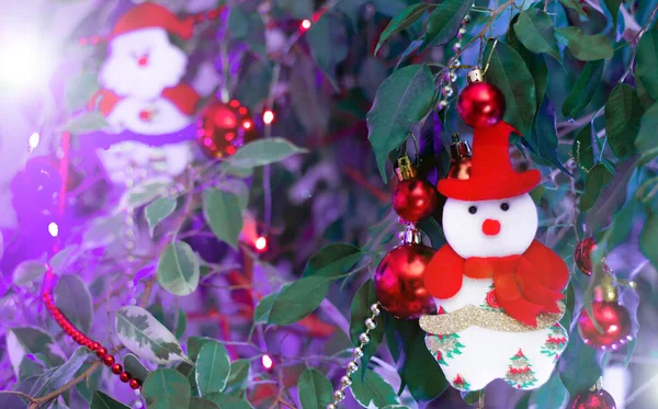 Decorazione Dell Albero Natale Pupazzo Neve Appeso Tra Palle Luci — Foto Stock