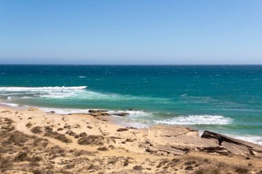 Turkuaz suları ve ince kumları olan sahil manzarası. Bakire kumsalı.
