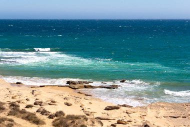 Turkuaz suları ve güzel kumları olan sahil manzarası. Virgin plajı..