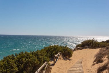 Sahile inen tahta patika. Tatil cenneti.