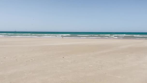 Wietrzny Dzień Morzu Piasek Plażowy Poruszający Się Siłą Powietrza — Wideo stockowe