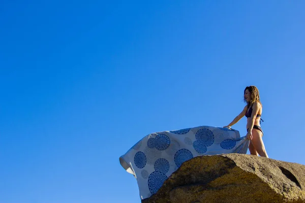 Jovencita Bikini Sosteniendo Una Toalla Que Mueve Con Viento Sobre —  Fotos de Stock