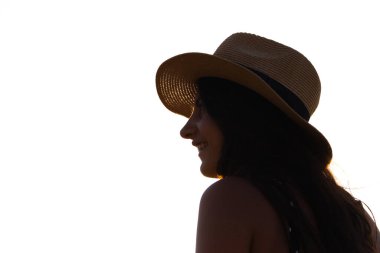 Şapkalı bir kadın ufka bakıyor. Boşluğu kopyala.