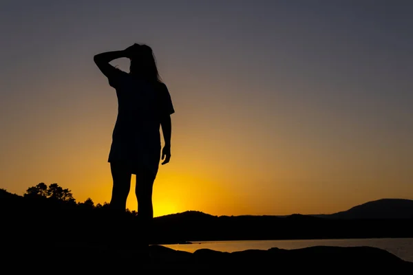 Silhouet Van Vrouw Bij Zonsondergang Kijkend Naar Horizon Moeilijkheden Van — Stockfoto