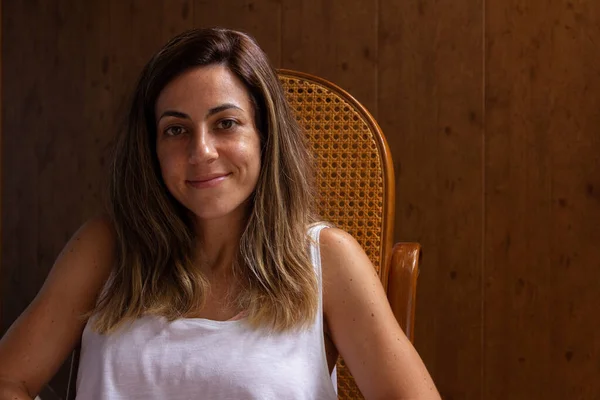 Retrato Uma Jovem Sorridente Sentada Uma Poltrona Com Fundo Madeira — Fotografia de Stock