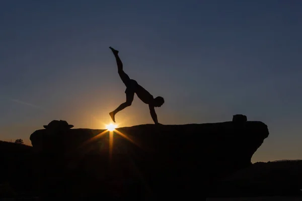 Chlapec Dělá Akrobacii Skále Při Západu Slunce Podzim Rozumím Podsvícení — Stock fotografie