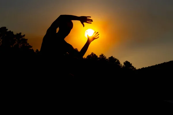 Rapaz Segurar Sol Com Mãos Contra Luz Ilusão Óptica Espaço — Fotografia de Stock