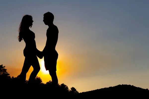 在一个浪漫的夕阳西下 可爱的夫妻牵着手在湖面上 复制空间 — 图库照片