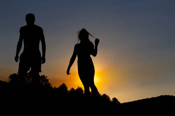 一对年轻夫妇在日落时背光 复制空间 — 图库照片