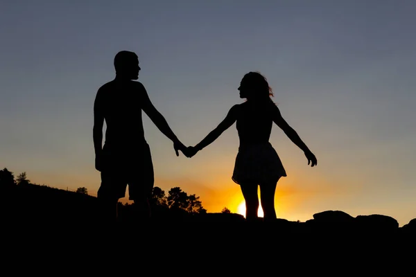 Liefdevol Stel Hand Hand Een Romantische Zonsondergang Een Meer Achtergrondverlichting — Stockfoto