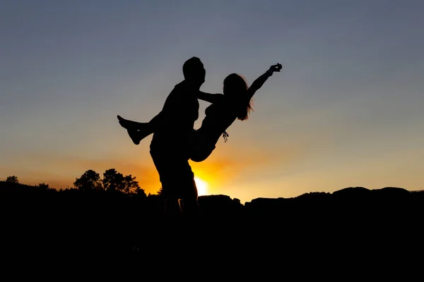 Jongen Met Meisje Zijn Armen Bij Zonsondergang Herfst Begrepen Ruimte — Stockfoto