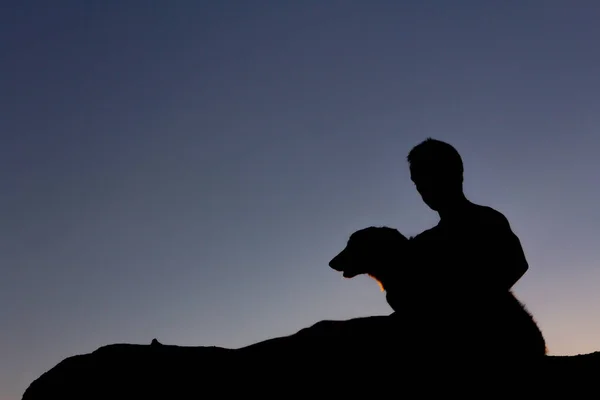 Silhouet Van Mens Die Met Zijn Hond Speelt Bij Zonsondergang — Stockfoto