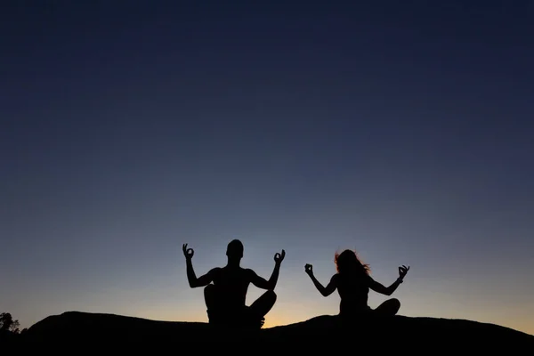 Jong Stel Dat Yoga Beoefent Bij Zonsondergang Achtergrondverlichting Kopieerruimte — Stockfoto