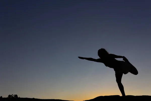 Silueta Mujer Practicando Yoga Atardecer Sobre Una Roca Naturaleza Retroiluminación —  Fotos de Stock